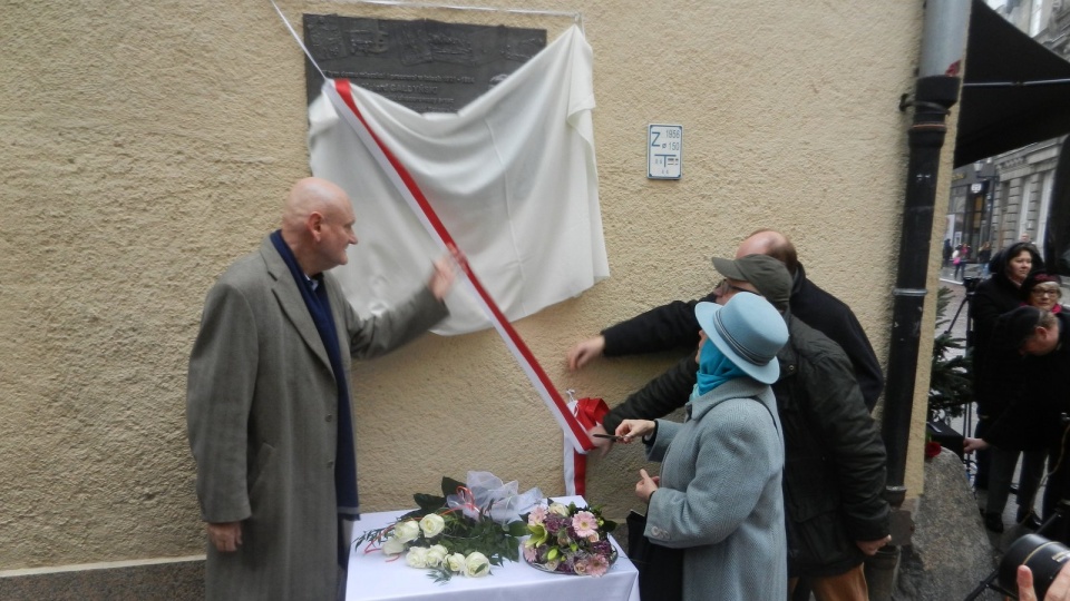 Olgierdowi Gałdyńskiemu poświęcona została tablica pamiątkowa odsłonięta dziś przy ulicy Szerokiej 9 w Toruniu. Fot. Iwona Muszytowska-Rzeszotek