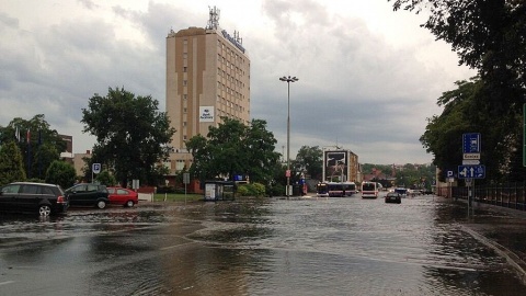 Bydgoski radny jechał na komisję ds. podtopień i utknął na zalanej ulicy