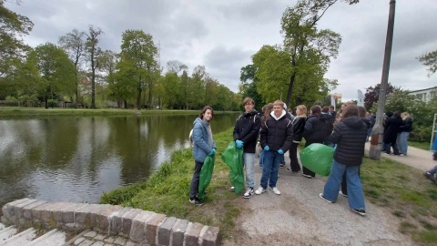 Uczniowie zbierali śmieci w rejonie Kanału Bydgoskiego/fot. Jolanta Fischer