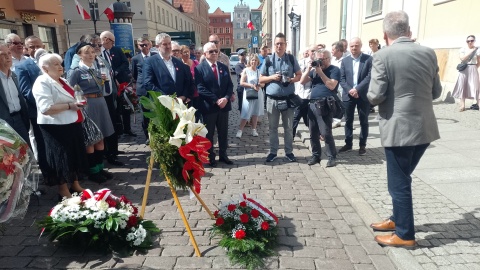 Byli opozycjoniści, samorządowcy i parlamentarzyści - złożyli kwiaty w Toruniu pod tablicą upamiętniającą wydarzenia z 1 i 3 maja 1982 roku/fot. Michał Zaręba
