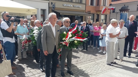 Byli opozycjoniści, samorządowcy i parlamentarzyści - złożyli kwiaty w Toruniu pod tablicą upamiętniającą wydarzenia z 1 i 3 maja 1982 roku/fot. Michał Zaręba