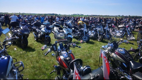 Setki maszyn na otwarciu sezonu motocyklowego. Moto-Aero na lotnisku w Kruszynie
